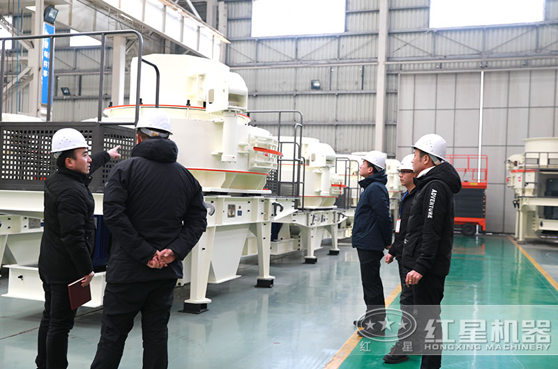 客戶來廠參觀大型破碎機(jī)
